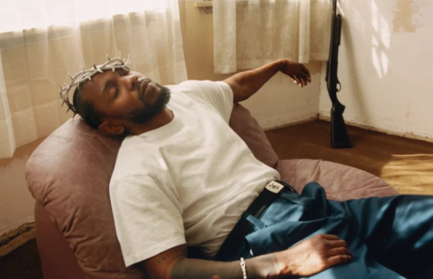 Review Makna Lagu Big Energy: Rasa Percaya Diri Tinggi